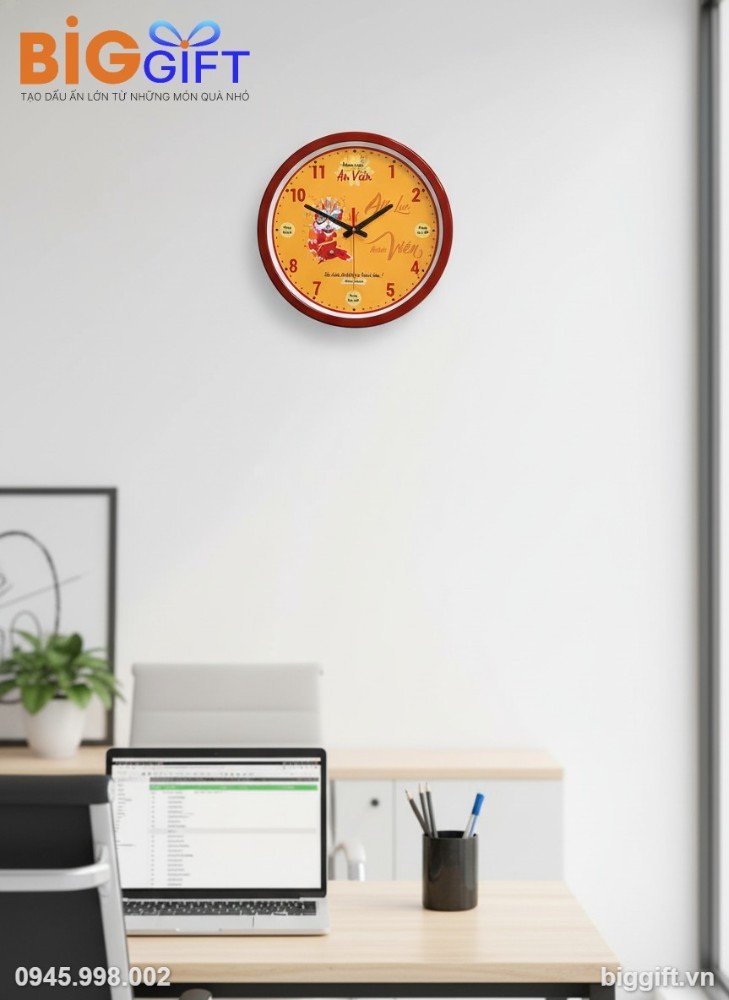 Đồng hồ treo tường in logo An Viên trong không gian phòng khách