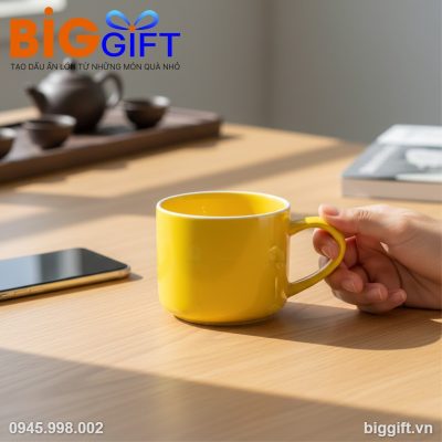 Cốc sứ quà tặng in logo dáng lùn men màu vàng 400ml LS03