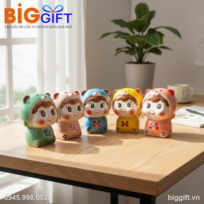 Heo đất búp bê quà tặng in logo nhiều màu sắc HĐ04