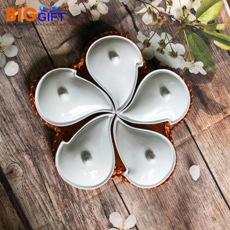 khay-mut-bat-trang-qua-tang-dang-5-canh-hoa-ban-kem-khay-may-km04 (1)