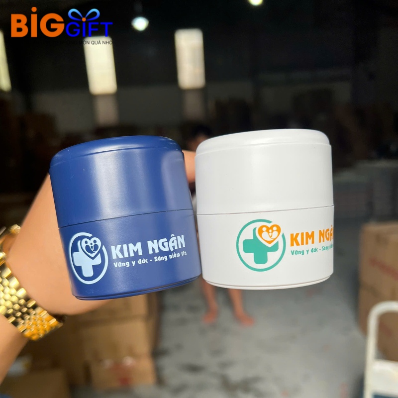 quat-dien-cam-tay-qua-tang-in-logo-5000mah-man-hinh-led-q01 (4)