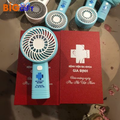 quat-dien-mini-cam-tay-qua-tang-in-logo-xanh-duong-19cm-q04