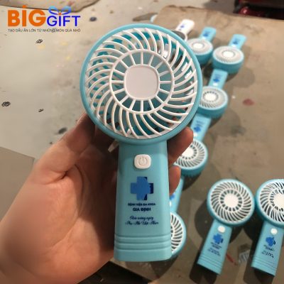 quat-dien-mini-cam-tay-qua-tang-in-logo-xanh-duong-19cm-q04