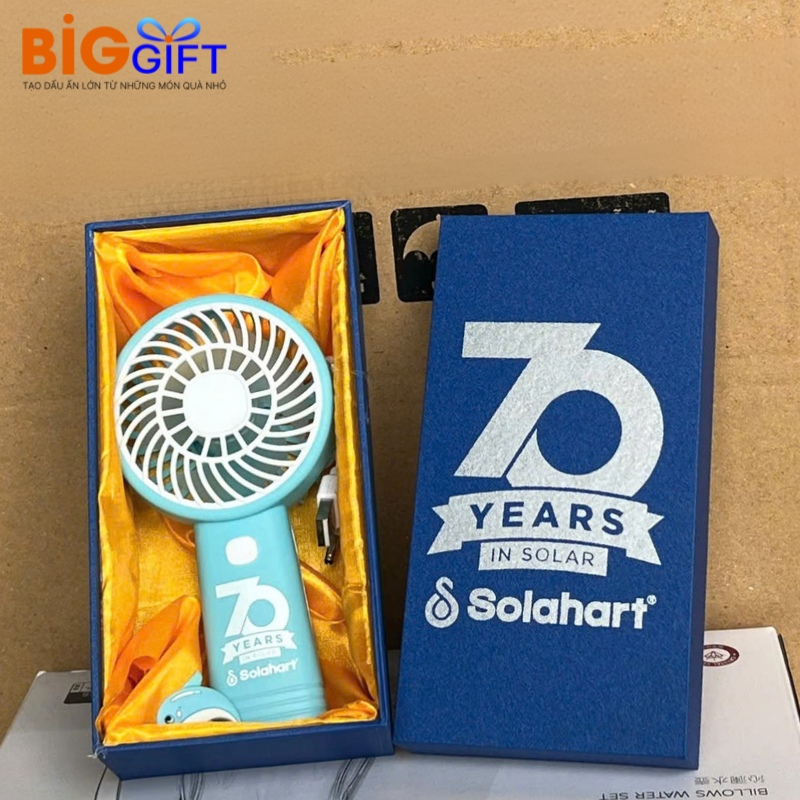 quat-dien-mini-cam-tay-qua-tang-in-logo-xanh-duong-19cm-q04