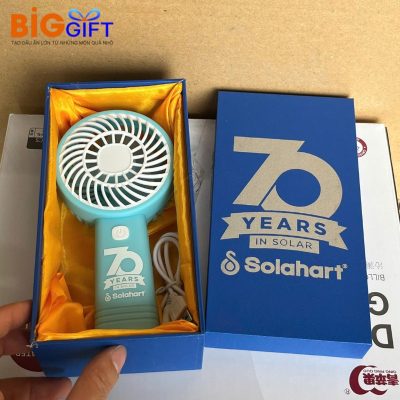 quat-dien-mini-cam-tay-qua-tang-in-logo-xanh-duong-19cm-q04