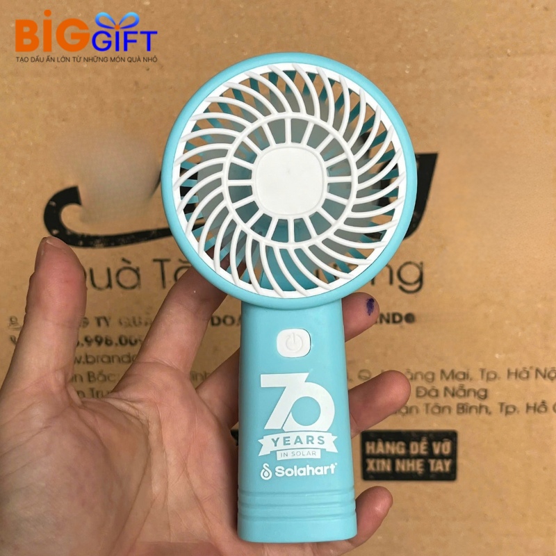 quat-dien-mini-cam-tay-qua-tang-in-logo-xanh-duong-19cm-q04