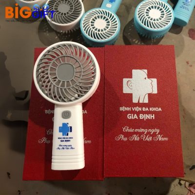 quat-dien-mini-cam-tay-qua-tang-in-logo-xanh-duong-19cm-q04