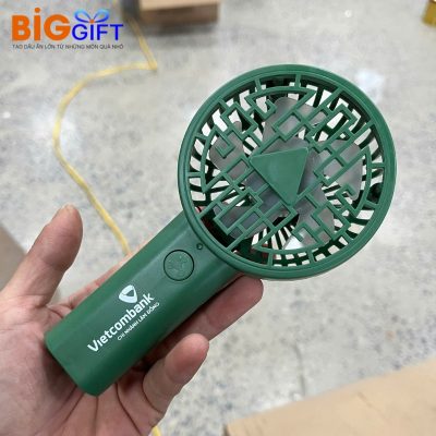 quat-dien-mini-cam-tay-qua-tang-in-logo-xanh-la-1800mah-q03 (1)