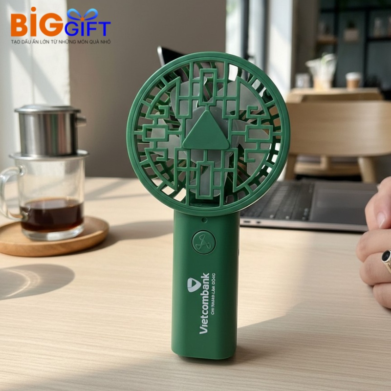 quat-dien-mini-cam-tay-qua-tang-in-logo-xanh-la-1800mah-q03 (3)