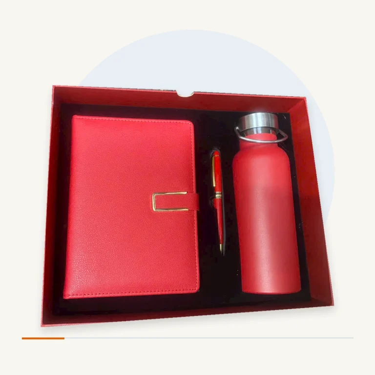 Bộ quà gồm sổ, bút và bình màu đỏ trong hộp