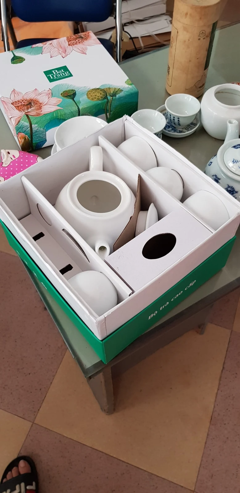 Bộ ấm ch&eacute;n trắng được ph&acirc;n ngăn trong hộp qu&agrave; m&agrave;u xanh