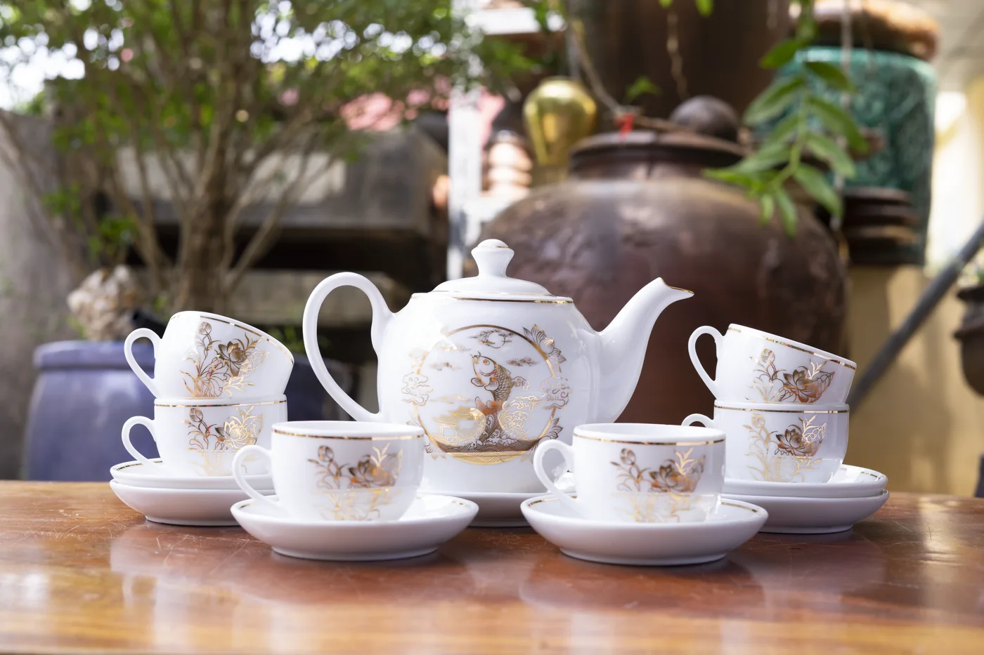 Bộ ấm ch&eacute;n men trắng trang tr&iacute; hoa với nhiều th&agrave;nh phần c&ugrave;ng t&ocirc;ng