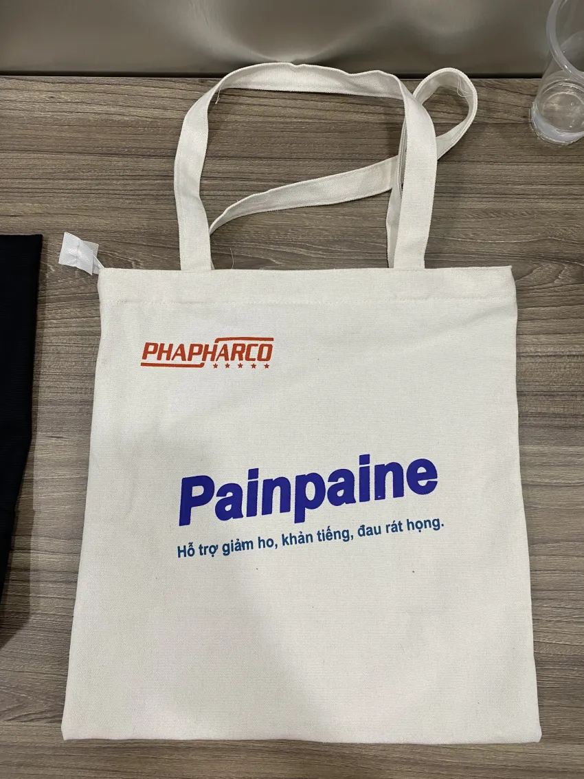 T&uacute;i canvas m&agrave;u s&aacute;ng c&oacute; biểu trưng v&agrave; chữ in nhiều m&agrave;u.