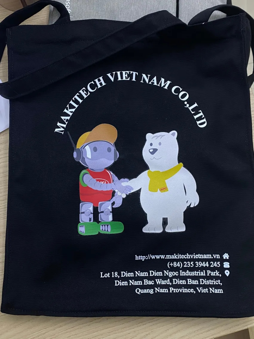 T&uacute;i vải đen c&oacute; h&igrave;nh v&agrave; chữ in m&agrave;u s&aacute;ng.