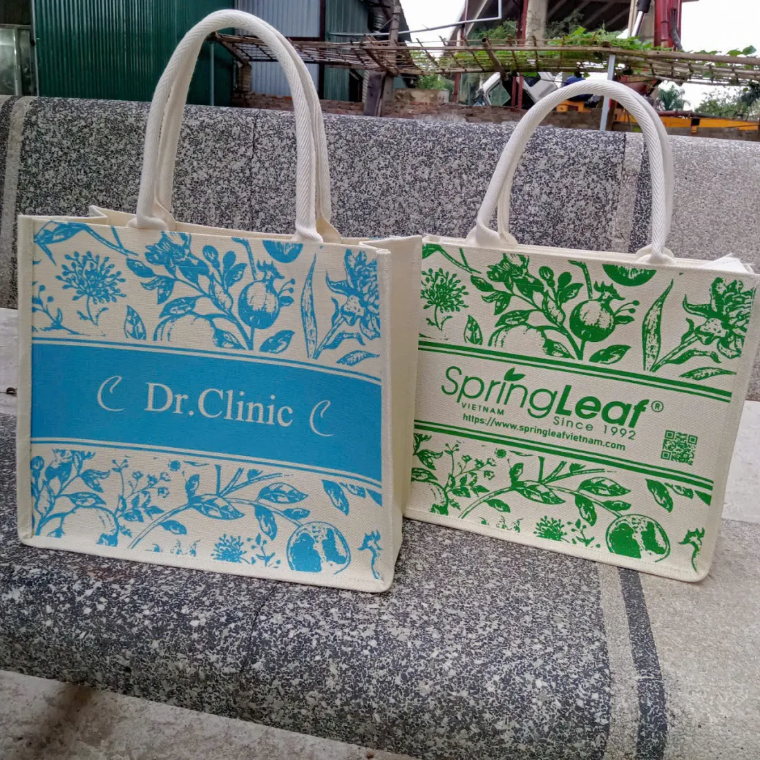 Hai t&uacute;i vải đay in họa tiết xanh dương v&agrave; xanh l&aacute; tr&ecirc;n nền s&aacute;ng.