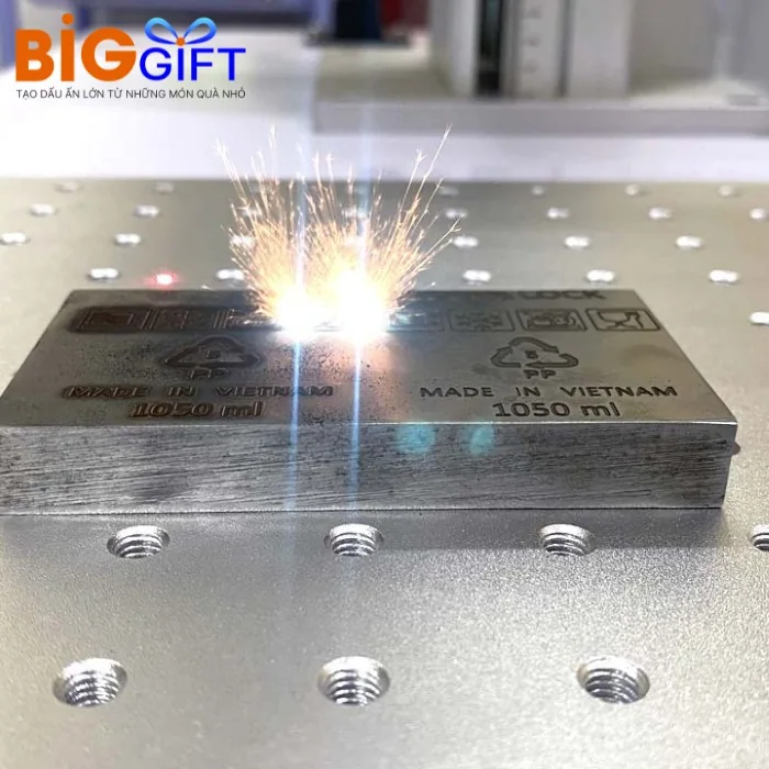 M&aacute;y laser đang đ&aacute;nh dấu tr&ecirc;n một tấm kim loại mẫu