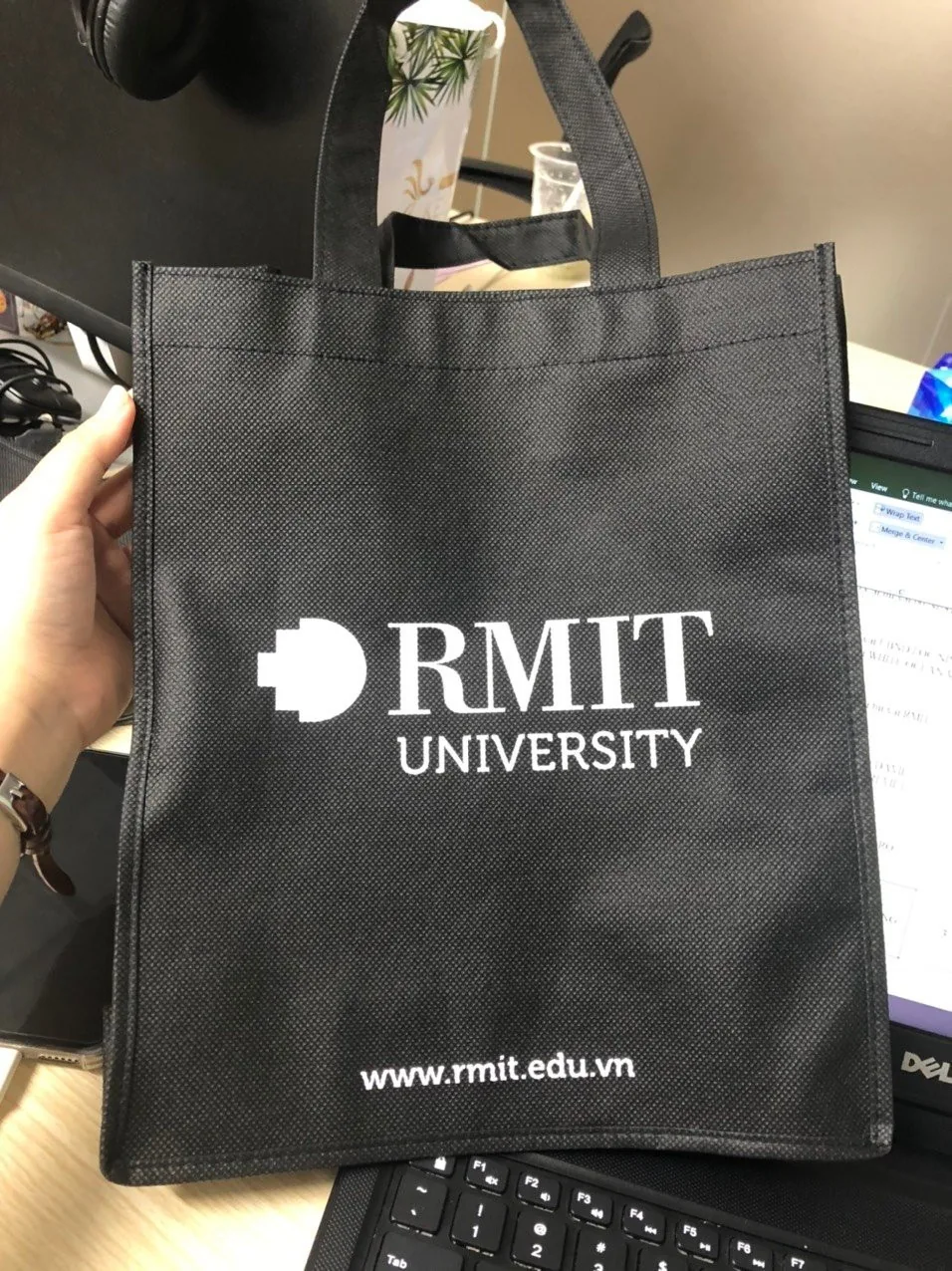 T&uacute;i vải in logo với chất liệu dệt v&agrave; v&ugrave;ng in ri&ecirc;ng, kh&ocirc;ng thể lấy mẫu tr&ecirc;n b&igrave;nh để duyệt thay.