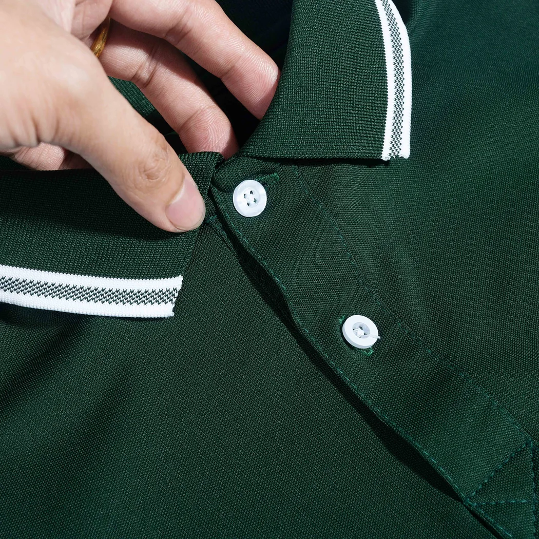 Cận cảnh cổ, c&uacute;c v&agrave; kết cấu vải &aacute;o polo xanh l&aacute; khi người mua kiểm mẫu