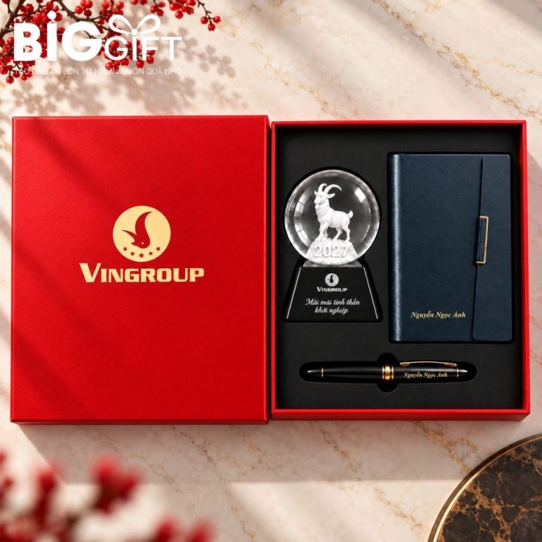 Bộ mẫu BGS-26 gồm sổ, bút, kỷ niệm chương và hộp, minh họa các thành phần cần tính trong ngân sách quà tặng