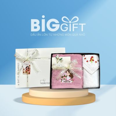 Set 2 khăn gội v&agrave; khăn tắm qu&agrave; tặng th&ecirc;u logo Happy Women&rsquo;s Day KB01