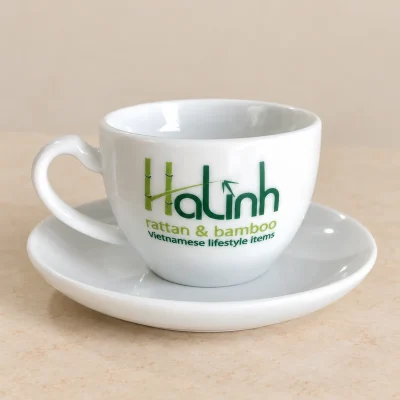 Chi tiết chén có quai và đĩa kê với logo HaLinh từ ảnh tư liệu