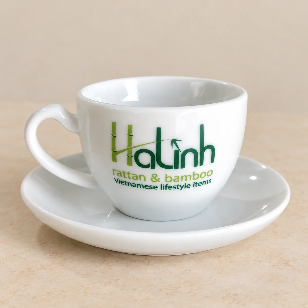 Chi tiết chén có quai và đĩa kê với logo HaLinh từ ảnh tư liệu