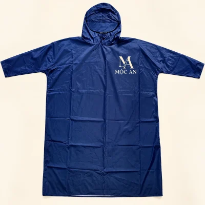 Áo mưa bít vải dù tổ ong màu navy – logo sáng ở phần ngực trống