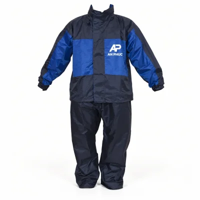 Áo mưa bộ hai lớp tổ ong 62A phối xanh navy – demo logo nằm gọn trên mảng xanh