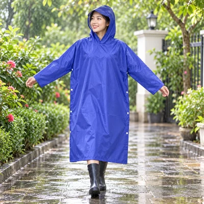 Áo mưa cài cạnh có tay vải dù tổ ong màu xanh – hình dung thao tác khi mặc áo