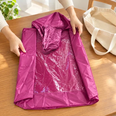 Áo mưa cánh dơi vải nhựa RĐ 0.17 màu hồng tím – gấp áo để chuẩn bị mang theo