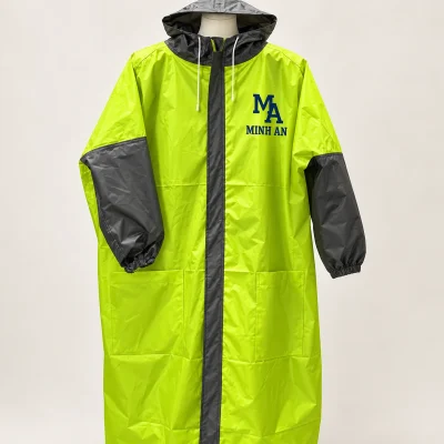 Áo mưa măng tô trẻ em xanh vàng phối xám – logo navy trên nền ngực xanh vàng