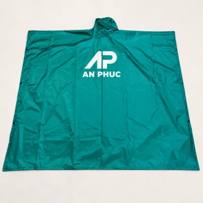 Áo mưa poncho vải dù tổ ong màu xanh lá – logo nổi bật trên vùng vải trống