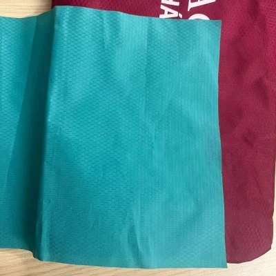 Áo mưa poncho vải dù tổ ong màu xanh lá – đối chiếu vân tổ ong và màu trên mẫu