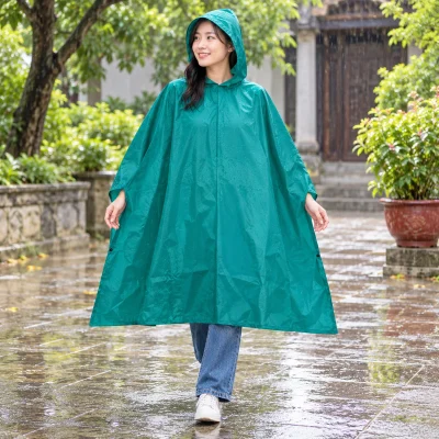 Áo mưa poncho vải dù tổ ong màu xanh lá – xem cách thân poncho buông khi mặc