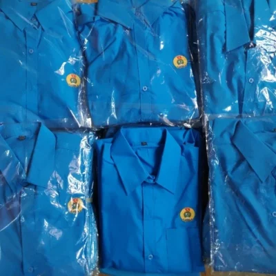 Áo polo cotton xanh dương cổ bẻ tay ngắn – đối chiếu vải và cách xếp áo riêng