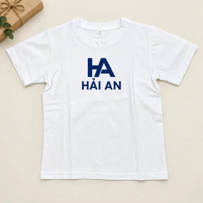 Áo thun cotton trắng cổ tròn tay ngắn – logo xanh đậm rõ ở giữa ngực
