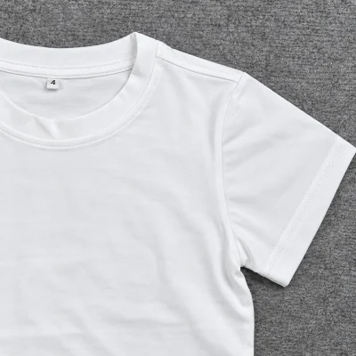 Áo thun cotton trắng cổ tròn tay ngắn – xem gần cổ bo và các đường may
