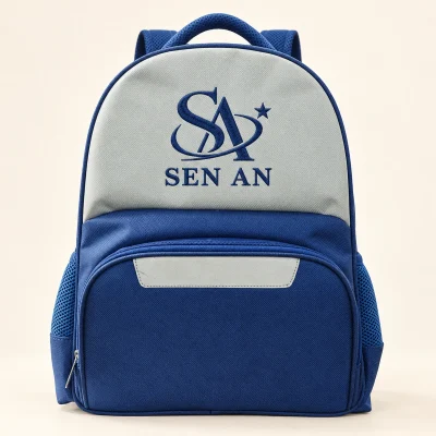 Balo trẻ em xanh navy phối xám nhạt túi trước bo tròn – sen an thêu rõ trên vùng xám phía trước