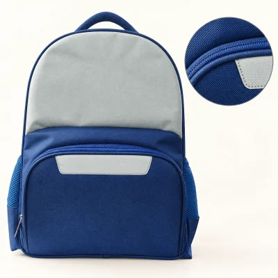 Balo trẻ em xanh navy phối xám nhạt túi trước bo tròn – đường khóa bo tròn và miếng xám nhỏ