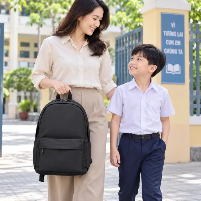 Balo vải đen 42 × 32 × 12 cm túi trước nắp che khóa – hình dung quà trong bối cảnh đi học