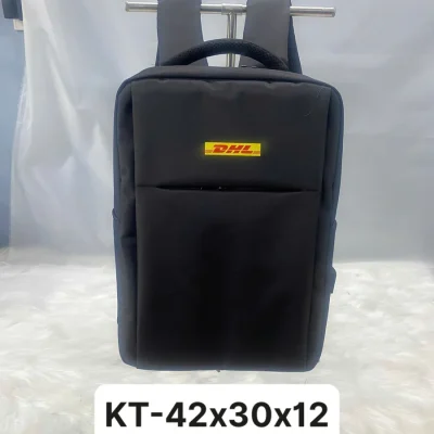 Ảnh nguồn mặt trước balo đen với mẫu in DHL và nhãn KT-42x30x12