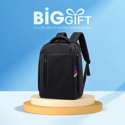 Balo đen khóa dọc phía trước, ba dải màu bên cạnh trên nền BigGift