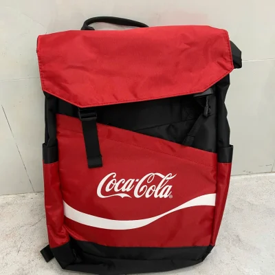 Ảnh nguồn balo đỏ đen nắp gập, túi miệng chéo và mẫu in Coca-Cola