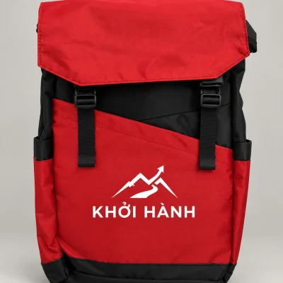 Demo KHỞI HÀNH trắng trên túi trước đỏ của balo hai khóa bấm