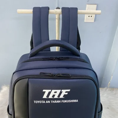Ảnh thật mặt trước balo navy, khóa chữ U và mẫu in TAF
