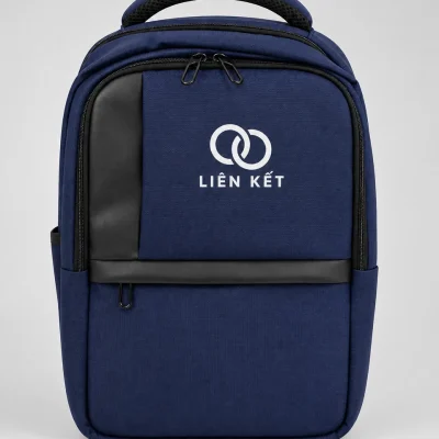 Demo biểu tượng liên kết và tên LIÊN KẾT trắng trên balo navy