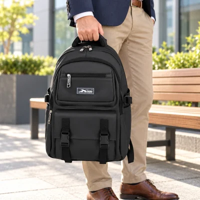 Balo XBag 02 đen túi trước hai khóa bấm – hình dung balo trong bối cảnh đi làm