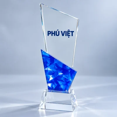 Biểu trưng pha lê 01 dáng vát mảng xanh – logo lớn trên vùng thân trong