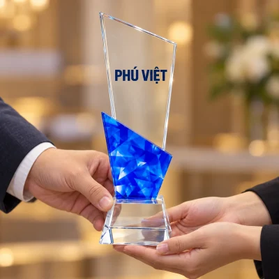 Biểu trưng pha lê 01 dáng vát mảng xanh – cầm trao ở vị trí giữ chắc phần đế