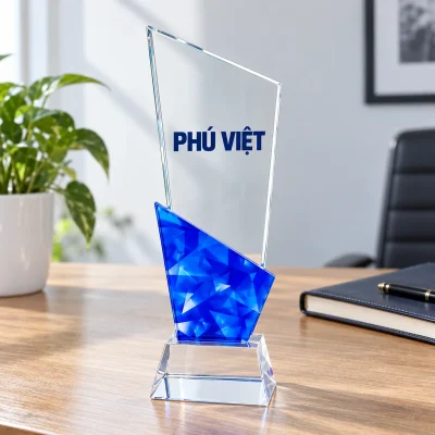 Biểu trưng pha lê 01 dáng vát mảng xanh – trưng bày và chuẩn bị hộp theo hình dáng